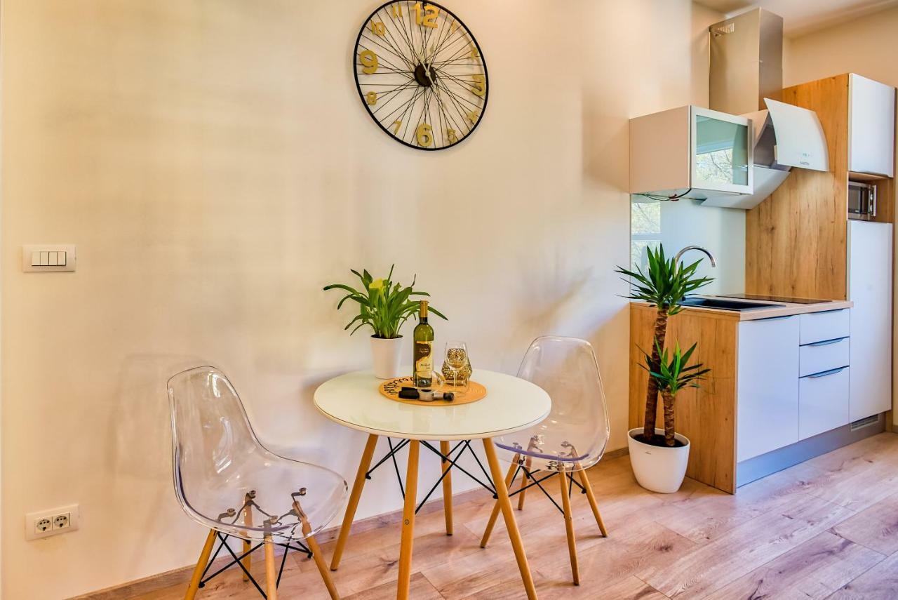Parkside Studio Apartments With Free Parking Pula Exterior photo